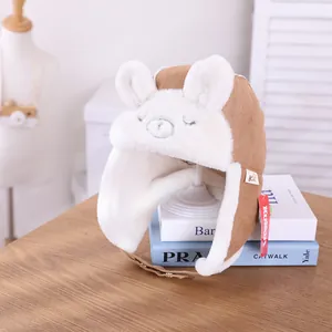 Dettaglio del cappello da aviatore in peluche per bambini con orecchie di orso e fodera
