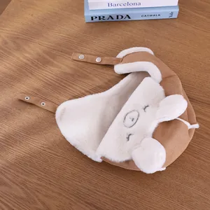 Dettaglio cappello invernale bimbi con ricamo orsetto e fodera in pile accogliente