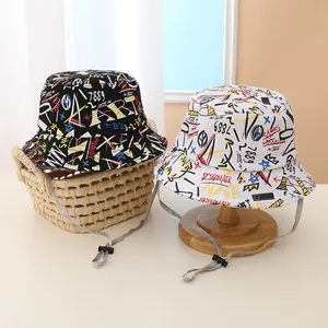 Détail de bobs pour enfants avec imprimé graffiti et jugulaire coupe-vent réglable