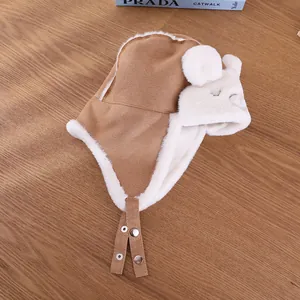 Dettaglio delle orecchie da orso e fodera in ecopelliccia di un cappello da aviatore
