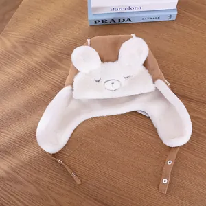Dettaglio del cappello da aviatore a orsetto con fodera in peluche e cinturini sottomento