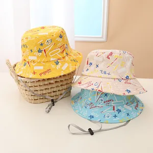 Détail de chapeaux bobs pour enfants en toile avec lettres graffiti et cordon de serrage