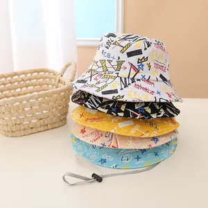 Empilement de cinq chapeaux bobs pour enfants avec motifs graffiti et cordons de serrage