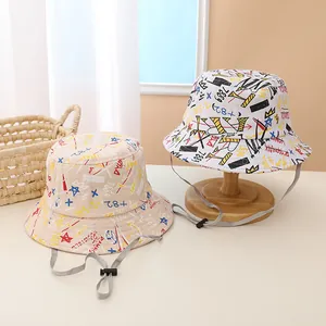 Chapeaux bobs pour enfants avec imprimés graffiti colorés et cordons réglables en beige et blanc