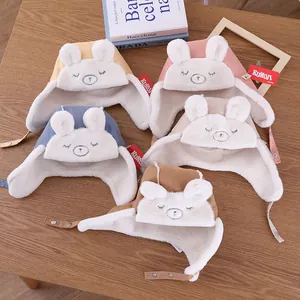 Dettaglio dei cappelli da aviatore per bambini con orecchie da orso in cinque colori tenui