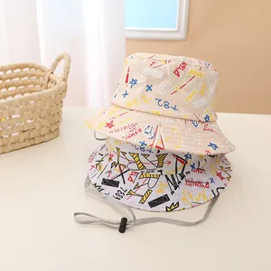 Détail de chapeaux bobs pour enfants avec motifs graffiti et cordon de serrage réglable