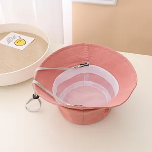 Detalle de sombrero de sol rosa con forro de malla transpirable y correa ajustable