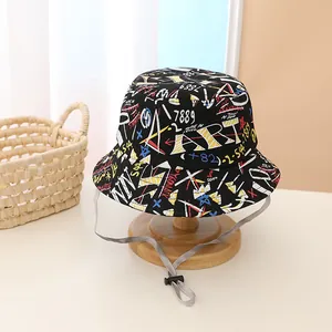 Détail d'un bob noir pour enfants avec graffitis colorés et cordon réglable coupe-vent