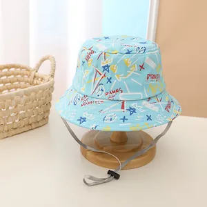 Détail du chapeau bob bleu clair pour enfant avec graffitis colorés et cordon ajustable