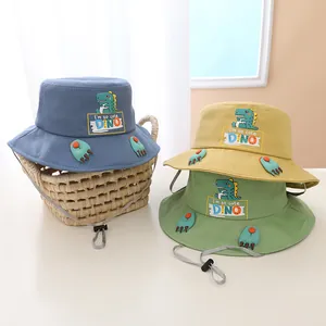 Detail von süßen Dinosaurier-Baby-Sonnenhüten mit 3D-Krallen und verstellbarem Band