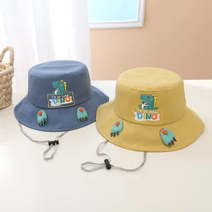 Detail eines Baby-Sonnenhuts mit Dinosaurier-Print und verstellbarem Kinnriemen