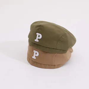 Stylische Kinder Baskenmützen aus Baumwolle mit weißem P-Stick in Olivgrün und Khaki