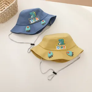 Detailansicht von Kinder Fischerhüten mit Dino-Motiven und verstellbaren Kinnriemen