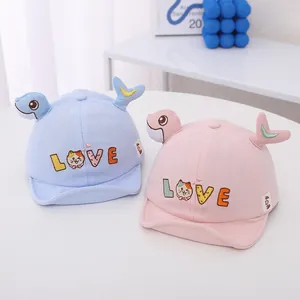 Detalle de gorras de bebé con bordado LOVE y delfines en 3D de dibujos animados