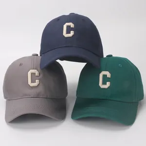 Drie katoenen twill baseballpetten voor peuters met ivoorkleurige C-letter borduursels