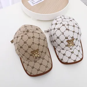 Kinder-Baseballkappe mit süßer Bärenstickerei und Allover-Print in Creme und Weiß