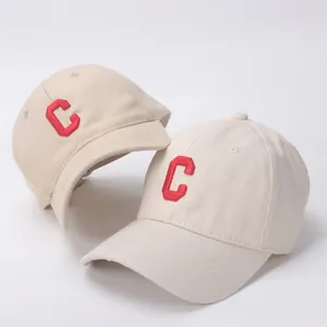 Beige katoenen honkbalpet voor kinderen met rode geborduurde C-letter en zonneklep