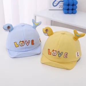 Detalle de gorras de béisbol para bebé con bordado de gato y orejas en 3D