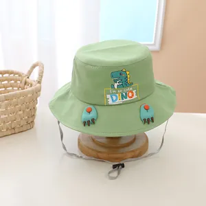 Detail eines grünen Kinder-Fischerhuts mit Dino-Print und verstellbarem Kinnriemen