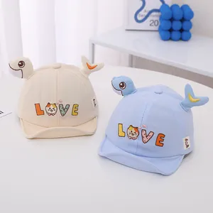 Lindas gorras de béisbol para bebés con bordado LOVE y decorado de peces en azul