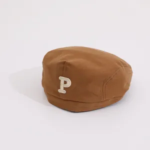 Detailansicht der braunen Vintage-Canvas-Baskenmütze mit weißem P-Stickerei-Logo