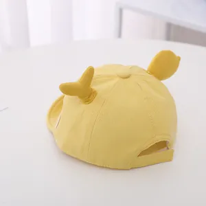 Detalle de gorra de sol para bebé con alas suaves y cierre de velcro ajustable