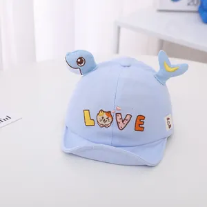 Detalle de gorra de béisbol suave para bebé con delfín 3D y bordado LOVE colorido