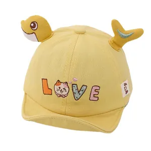 Lindo gorro de béisbol amarillo para bebé con bordado LOVE y decoración de pez