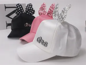 Trois casquettes enfant avec nœuds en paillettes et lettrage GIRLS en strass brillants