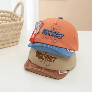 Casquettes de baseball bébé avec broderie SECRET et motif ours en orange et beige
