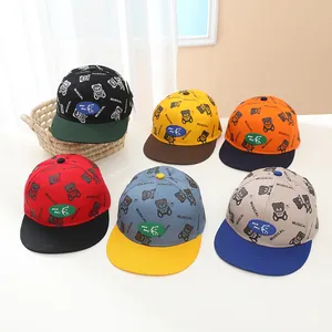 Diverses casquettes snapback pour enfants avec motifs d'ours et visières plates colorées