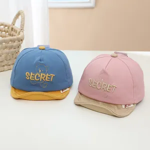Détails de casquettes bébé avec broderie d'ours et texte Secret en deux coloris différents
