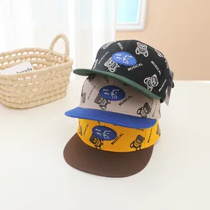 Casquettes de baseball dinosaure pour enfants en trois couleurs sur une table blanche