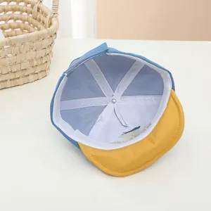 Vue détaillée de la doublure en maille et des coutures de cette casquette bébé souple
