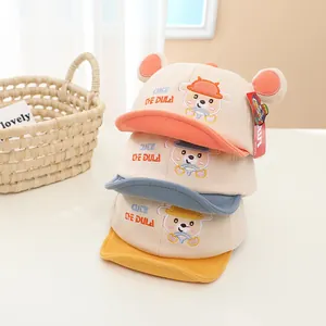 Cappellino neonato con orecchie d'orso e ricamo a cartone in arancione, blu e giallo