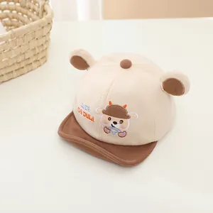 Dettaglio del cappellino per neonati con ricamo a cartone animato e orecchie 3D