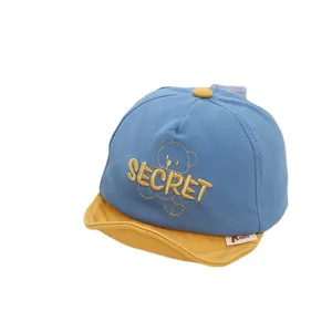 Casquette de baseball bébé bleu et jaune avec broderie ours et logo SECRET détaillé