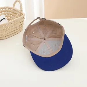 Vue détaillée de l'intérieur de la casquette enfant en coton avec imprimé ours mignon