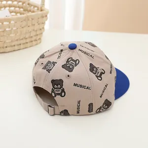 Détail d'une casquette enfant avec motif d'ours et boucle métallique réglable
