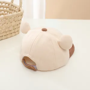Dettaglio cappellino in velluto a coste per neonati con orecchie da orso