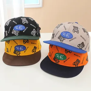 Casquette de Baseball Hip Hop pour Enfants avec Imprimé Ours de Dessin Animé Bord Plat Bicolore Chapeau Snapback pour Garçons Filles Protection Solaire Extérieure