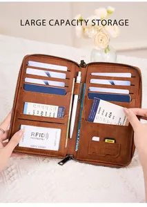 Détail intérieur du protège-passeport marron RFID avec plusieurs fentes pour cartes