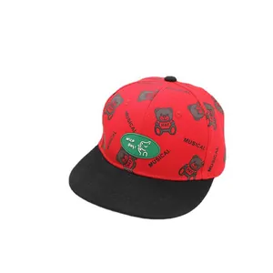 Casquette de baseball enfant avec couronne rouge, visière plate noire et ours