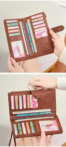 Détail du portefeuille RFID marron montrant 12 fentes pour cartes et poche zippée