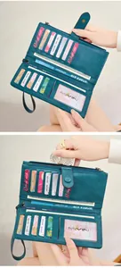 Vue détaillée de l'intérieur du portefeuille avec fentes pour cartes et poche zippée