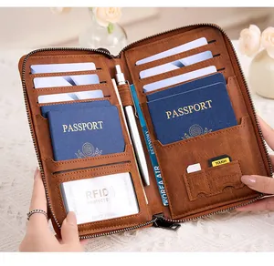 Détails de l'intérieur d'un protège-passeport marron en cuir avec protection RFID et fentes