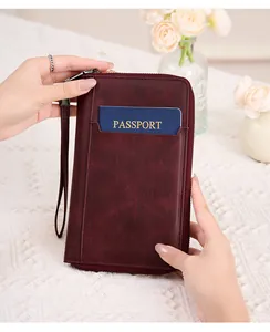 Détail du protège-passeport RFID bordeaux en cuir avec poche extérieure et dragonne