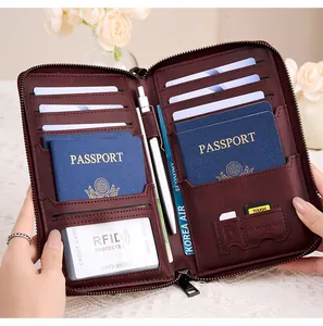 Détail du protège-passeport RFID avec fentes pour cartes et passant pour stylo