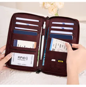 Détail du portefeuille de voyage RFID bordeaux avec emplacements cartes et porte-stylo