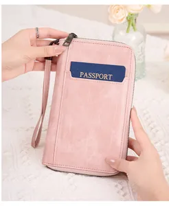Étui passeport RFID rose avec fermeture éclair et dragonne de poignet